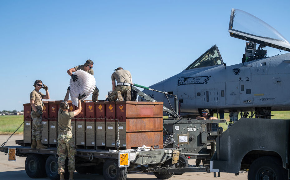 Técnicos de sistemas de armamento de aeronaves del 124º Grupo de Mantenimiento de la Guardia Nacional Aérea de Idaho descargan cartuchos de 30 mm durante un ejercicio del programa de evaluación del sistema de armamento en la Base de la Fuerza Aérea de Hill, Utah, 11 de junio de 2024. El A-10 está equipado con la ametralladora GAU-8/A de siete cañones Gatling y puede disparar 3.900 cartuchos por minuto. Foto de la ANG por el sargento mayor Joshua Allmar