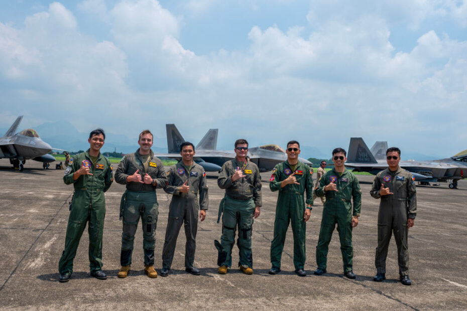 Pilotos de la Fuerza Aérea de Filipinas dan la bienvenida a pilotos de la Fuerza Aérea de EE.UU. del 199º Escuadrón Expedicionario de Caza tras un exitoso aterrizaje inaugural durante la Actividad 24 de Apoyo a la Aviación de los Marines, en la Base Aérea de Basa, Filipinas, 13 de junio de 2024. El 199º EFS comprende los Escuadrones de Caza 19º y 199º, conocidos como Hawaiian Raptors, con base en la Base Conjunta Pearl Harbor-Hickam, Hawái. Foto de la ANG por: Sargento mayor Mysti Bicoy