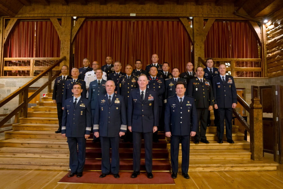 Jefes Aéreos y representantes de 19 naciones del Hemisferio Occidental posan para una foto de grupo durante la 64ª reunión de la Conferencia de Jefes Aéreos Americanos en San Carlos de Bariloche, Argentina, el 18 de junio de 2024. La reunión anual se celebra para promover y fortalecer los lazos de amistad, cooperación y apoyo mutuo entre sus miembros en todo el Hemisferio Occidental. (Foto de la Fuerza Aérea de EE.UU. por la sargento técnico Rachel Maxwell).