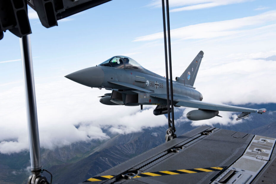 Un Eurofighter Typhoon de la Fuerza Aérea alemana sobrevuela Alaska durante el ejercicio Arctic Defender 24 en la Base Conjunta Elmendorf-Richardson, Alaska, 8 de julio de 2024. Arctic Defender es un ejercicio dirigido por la Fuerza Aérea alemana que ofrece una oportunidad única para integrar varias fuerzas en un entrenamiento conjunto, de coalición y multilateral desde bases operativas avanzadas simuladas y forma parte de varios ejercicios en el marco de Pacific Skies 24. (Fotografía de la Fuerza Aérea de EE.UU., por Julia Lebens)