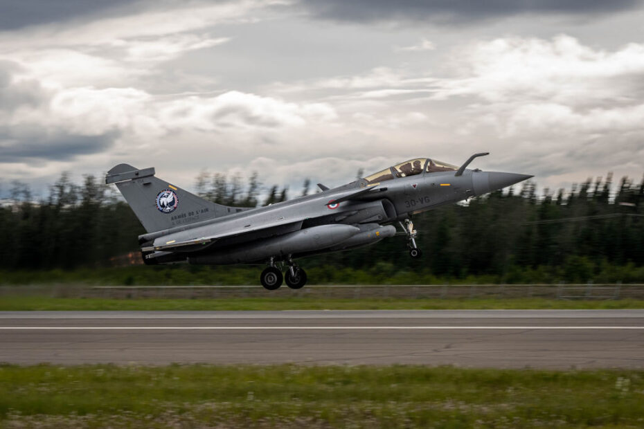 Un caza Rafale francés despega de la pista durante el Arctic Defender 24 en la Base de la Fuerza Aérea de Eielson, Alaska, el 8 de julio de 2024. Aliados internacionales como Francia, España y Alemania participan en entrenamientos de combate multilaterales como el AD24 para mejorar la interoperabilidad, fomentar la confianza y hacer evolucionar el poder aéreo. (Foto de la Fuerza Aérea de EE.UU. por la sargento Kelsea Caballero).