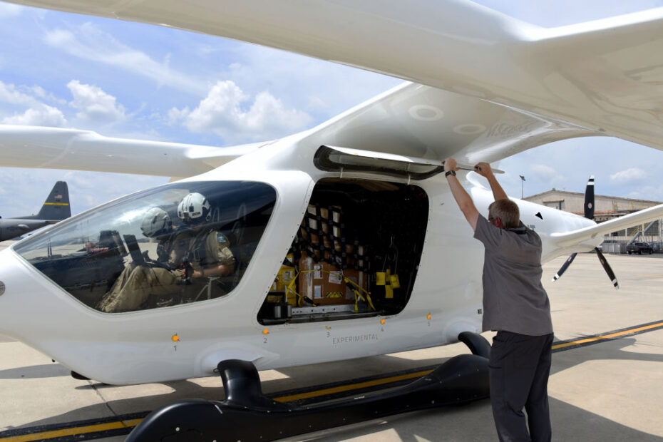 Posit Moyer, piloto de pruebas, y Ross Elkort, ingeniero de pruebas, preparan el prototipo ALIA CTOL de BETA Technologies, un avión de ala fija alimentado por batería, para el despegue en la Base Conjunta McGuire-Dix-Lakehurst, Nueva Jersey, el 9 de julio de 2024. Un equipo del Laboratorio de Equipos de Medición de Precisión del 305º Escuadrón de Mantenimiento cargó el avión con 222 libras de carga para su entrega en la Base de la Fuerza Aérea de Dover, Del. BETA se asoció con AFWERX Agility Prime para probar las capacidades de traslado de carga entre bases de una forma más segura, limpia y rentable. (Foto de la Fuerza Aérea de EE.UU. por el sargento mayor Joseph Vigil)