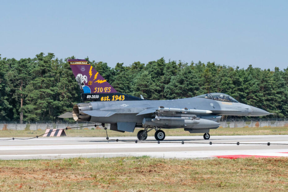 Un F-16 Fighting Falcon de la Fuerza Aérea de EE.UU., asignado a la 31ª Ala de Caza, atrapa el cable de un Barrier Arresting Kit-12 durante una prueba de certificación en la Base Aérea de Malacky, Eslovaquia, 10 de julio de 2024. La instalación del BAK-12 tiene como objetivo aumentar la colaboración y la capacidad de respuesta a los desafíos globales ampliando el alcance de las ubicaciones operativas de EE.UU. y fortaleciendo la asociación con Eslovaquia como aliado de la Organización del Tratado del Atlántico Norte. (Foto de la Fuerza Aérea de EE.UU. por la aviadora de primera clase Eve Daugherty)