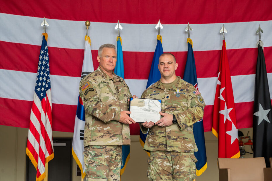 El teniente coronel Joshua McCullion, comandante saliente de la Fuerza Espacial de EE.UU. en Corea, recibe la Medalla al Servicio Superior en Defensa durante una ceremonia de cambio de mando en la Base Aérea de Osan, Corea del Sur, el 12 de julio de 2024. La DSSM es concedida por el Secretario de Defensa a los militares que realizan una labor excepcional en la Oficina del Secretario de Defensa, el Estado Mayor Conjunto, un mando especial o destacado en un organismo de defensa o cualquier otra actividad conjunta designada por el secretario. (Foto de la Fuerza Aérea de EE.UU. por el sargento Christopher Tam)