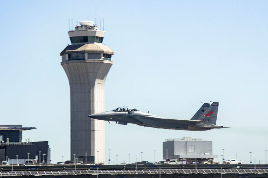 Un F-15EX Eagle II, asignado al Ala 142, despega durante la ceremonia de presentación en la Base de la Guardia Nacional Aérea de Portland, Oregón, el 12 de julio de 2024. El 142º Ala sustituirá los F-15 Eagle modelo C/D por los nuevos F-15EX Eagle II. Foto de la ANG por John Hughel