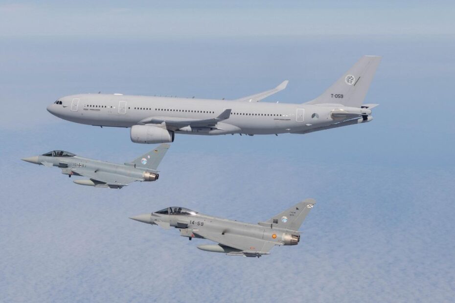 Un avión de reabastecimiento A330 MRTT de la Unidad Multinacional MRTT apoyó el despliegue en Japón repostando Eurofighters alemanes. Fotografía de la Bundeswehr por Christian Timmig.