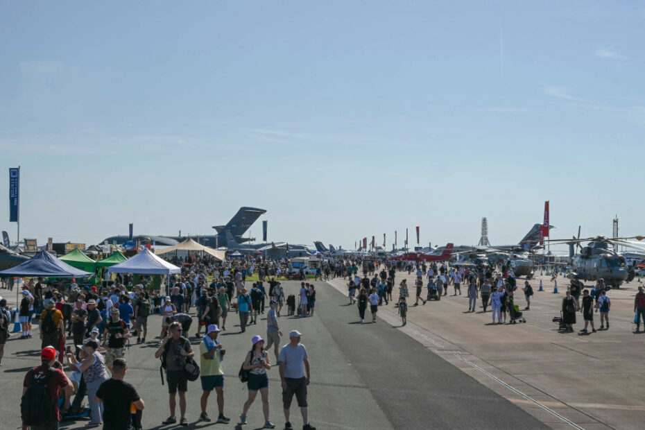 Miles de asistentes contemplan las exhibiciones estáticas de aviones de los países aliados y asociados de la OTAN durante el Royal International Air Tattoo en RAF Fairford, Inglaterra, el 19 de julio de 2024. El RIAT es el mayor espectáculo aéreo militar del mundo y este año celebra el 75º aniversario de la OTAN y el 50º aniversario del F-16 Fighting Falcon. (Foto de la Fuerza Aérea estadounidense por la aviadora superior Katie Mullikin)