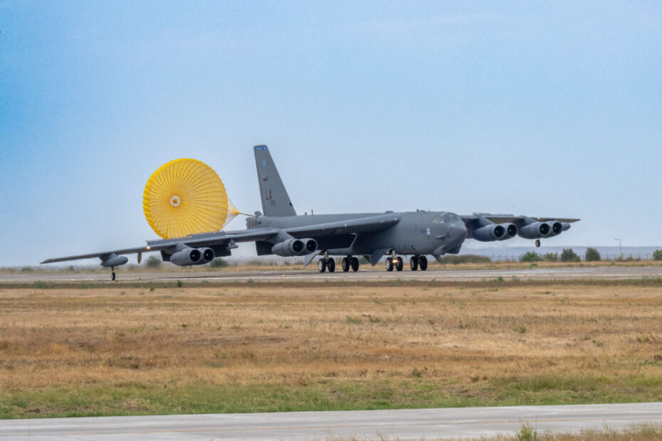 Un B-52H Stratofortress del 20º Escuadrón de Bombarderos de la Base Aérea de Barksdale, La., realiza su aterrizaje inicial en la Base Aérea de Mihail Kogălniceanu, Rumanía, en apoyo del Despliegue 24-4 de la Fuerza Aérea de Bombarderos, 21 de julio de 2024. (Foto de la Fuerza Aérea de EE.UU. por el aviador superior Seth Watson)