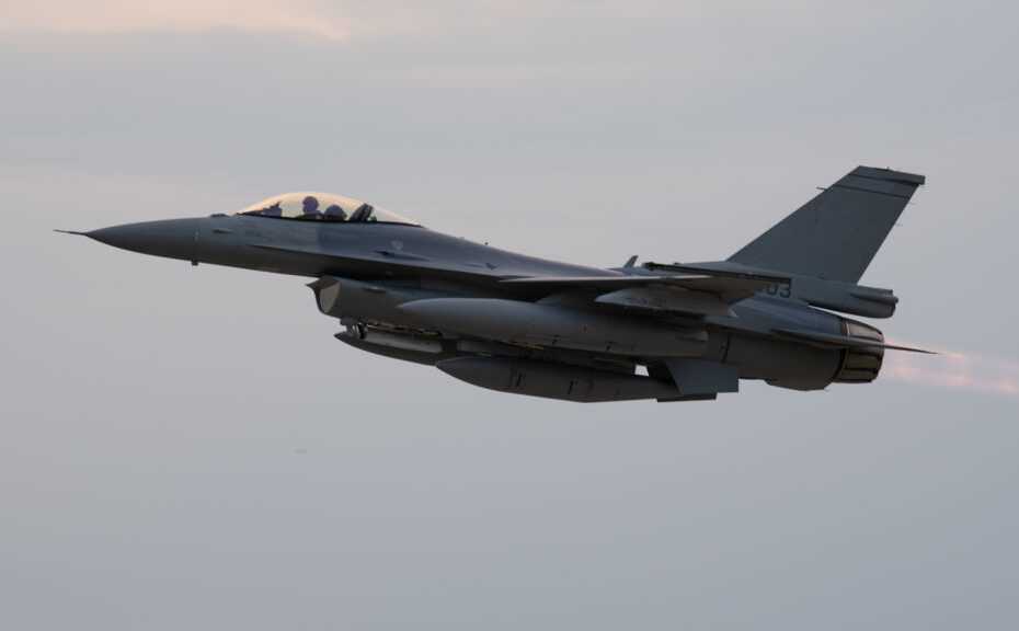 Un avión F-16 Fighting Falcon realiza una pasada baja sobre la base aérea de Malacky, Eslovaquia, el 22 de julio de 2024. Los aviones fueron pilotados por pilotos de la Fuerza Aérea de EE.UU. y fueron los primeros F-16 entregados por Lockheed Martin a Eslovaquia. Foto de la ANG por Tech. Sgto. David Sherman