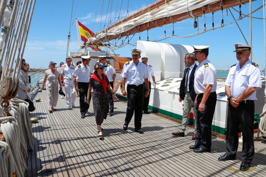 Visita de la ministra de defensa al Buque Escuela Juan Sebastián Elcano. Foto: Rubén Somonta/MDE