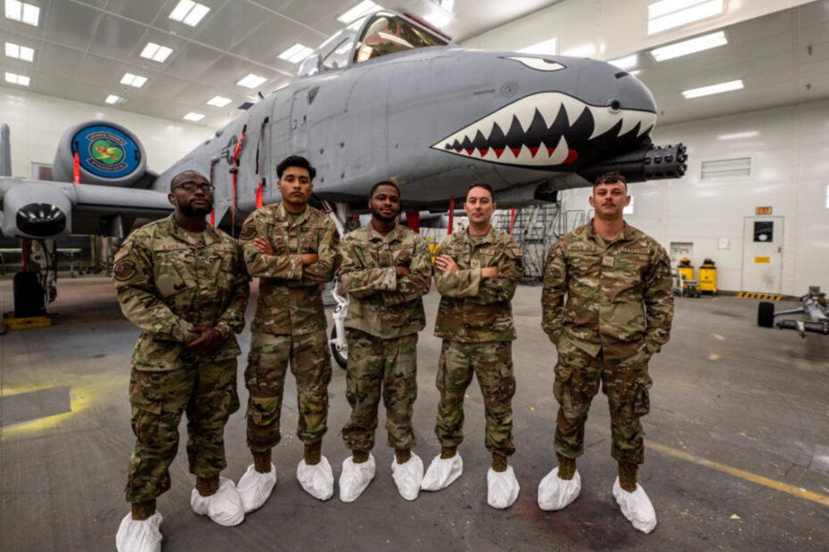 Aviadores de la Fuerza Aérea de EE.UU. asignados al control de corrosión del 23º Escuadrón de Mantenimiento posan delante de un A-10C Thunderbolt II recién pintado en la Base de la Fuerza Aérea de Moody, Georgia, el 19 de julio de 2024. Estos aviadores expertos se encargaron de garantizar que la pintura se aplicara correctamente en el morro y que el avión no se corroyera debido a los fuertes productos químicos presentes en la pintura. (Foto de la Fuerza Aérea de EE.UU. por el aviador de primera clase Leonid Soubbotine).