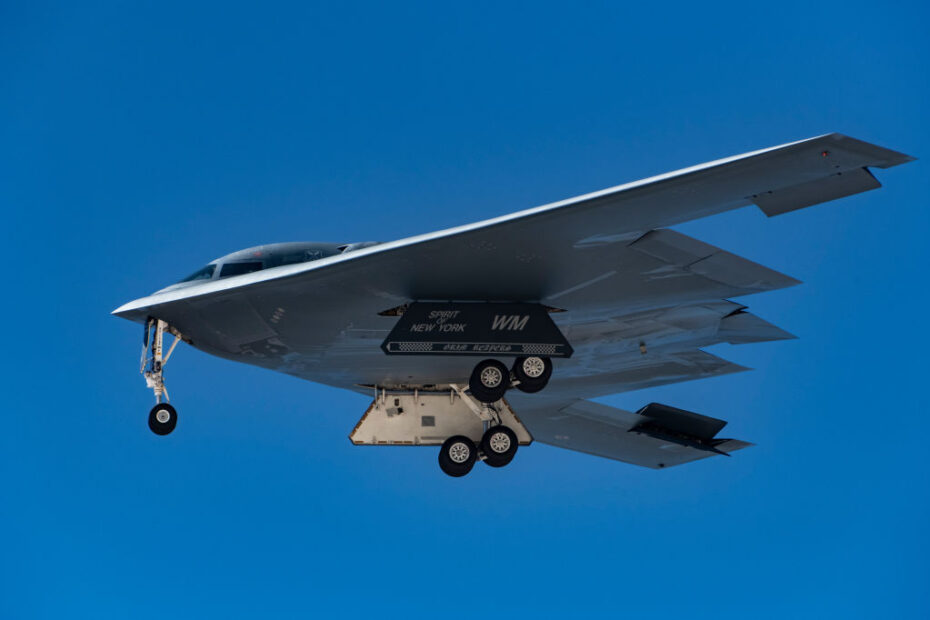 Un B-2 Spirit realiza pruebas de vuelo a baja altura en la Base de la Fuerza Aérea de Edwards. (Crédito de la foto: Northrop Grumman)