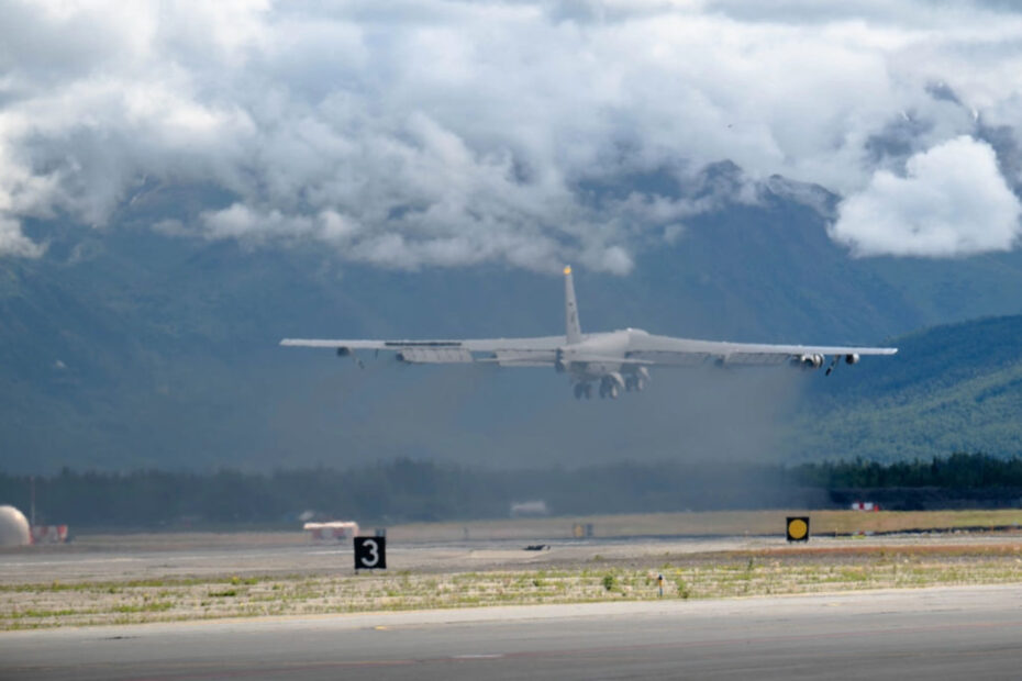 Un B-52 Stratotanker de la Fuerza Aérea de EE.UU. del 69º Escuadrón de Bombarderos de la Base Aérea de Minot, N.D., despega el 17 de julio de 2024 en la Base Conjunta Elmendorf-Richardson, Alaska. Dos B-52 y sus tripulaciones participaron en el ejercicio Arctic Defender, un ejercicio dirigido por la Fuerza Aérea alemana que ofrece una oportunidad única para integrar diversas fuerzas en el entrenamiento conjunto, de coalición y multilateral desde bases operativas avanzadas simuladas y que forma parte de varios ejercicios en el marco de Pacific Skies 24. Pacific Skies es una combinación de varios ejercicios en el teatro Indo-Pacífico en los que participan fuerzas aéreas alemanas, francesas y españolas junto con fuerzas estadounidenses. (Foto de la Fuerza Aérea de EE.UU. por la Sargento Hannah Strobel)