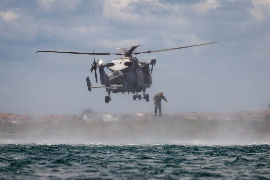 En la foto: Un Wildcat del 847 NAS realiza una despliegue en helicóptero en el puerto de Portland. ©Royal Navy