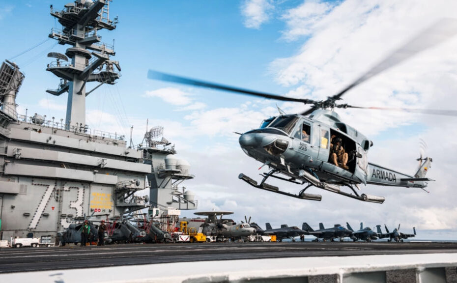 Un helicóptero Bell 412 de la Armada de Colombia despega de la cubierta de vuelo del portaaviones de clase Nimitz USS George Washington (CVN 73) mientras se encuentra en el Océano Pacífico, 29 de junio de 2024. George Washington está desplegado como parte de Southern Seas 2024, que busca aumentar la capacidad, mejorar la interoperabilidad y fortalecer las asociaciones marítimas con los países en toda el área de responsabilidad del Comando Sur de EE.UU. a través de intercambios y cooperación conjuntos, multinacionales e interinstitucionales. (Foto de la Marina de los EE.UU. por el Especialista en Comunicación de Masas de 3ª Clase August Y. Clawson)