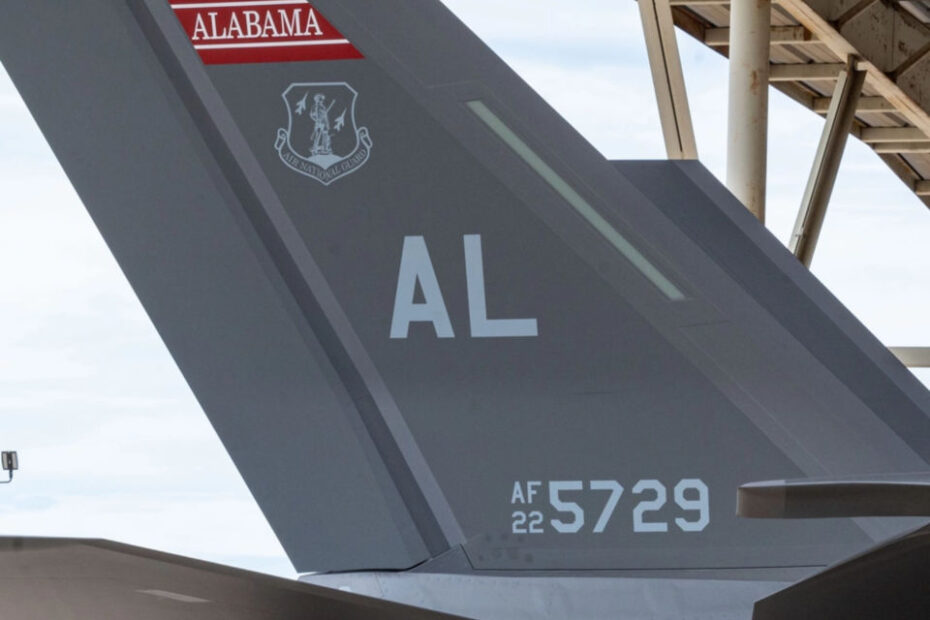 Un F-35A Lightning II asignado al 187º Ala de Caza luce un nuevo destello en la cola en Dannelly Field, Ala. el 19 de julio de 2024. El primer avión de Lockheed Martin con el software Technology Refresh 3 llega al 187º Ala de Caza, hogar de los Red Tails. Foto de la USAF por el capitán Michael Luangkhot