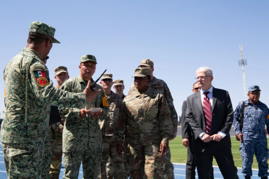 Miembros del ejército mexicano hablan sobre Fuerzas Amigas 2024 con el Cónsul General de EE.UU. en Ciudad Juárez, Rafael Foley (derecha), y el General de Brigada Tomika Seaberry (centro), comandante general del 4º Mando de Apoyo (Expedicionario). Fuerzas Amigas 2024 es un ejercicio anual de respuesta ante catástrofes entre los ejércitos estadounidense y mexicano que se celebra del 24 al 28 de junio para reforzar las alianzas y aumentar la compatibilidad operativa en caso de crisis humanitaria transfronteriza. (Foto de la Fuerza Aérea de EE.UU. por Cathryn Lindsay).