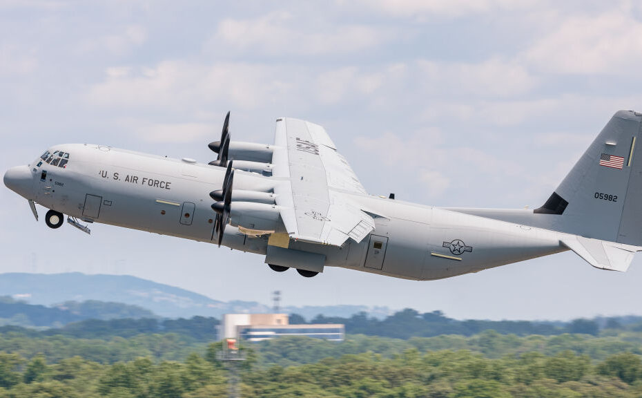 Lockheed Martin entregó el primero de los ocho aviones de transporte táctico C-130J-30 a la 910ª Ala de Transporte Aéreo de la Reserva de la Fuerza Aérea de EE.UU. asignada a la Estación de Reserva Aérea de Ohio Youngstown el 16 de julio de 2024. (Foto de Thinh D. Nguyen)