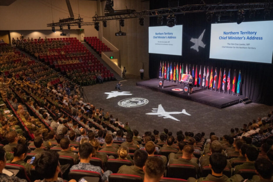 La Honorable Eva Lawler, Ministra Principal del Territorio del Norte de Australia, se dirige a los participantes del Ejercicio Pitch Black 24 durante la ceremonia de apertura en Darwin, Australia, el 12 de julio de 2024. Este año será la primera vez que España e Italia participen, aumentando la presencia europea en la región y mostrando la evolución de las capacidades para unirse en movimientos de fuerzas conjuntas y combinadas por un Indo-Pacífico libre y abierto. (Foto de la Fuerza Aérea de EE.UU. por el Sargento Técnico Jimmie D. Pike)