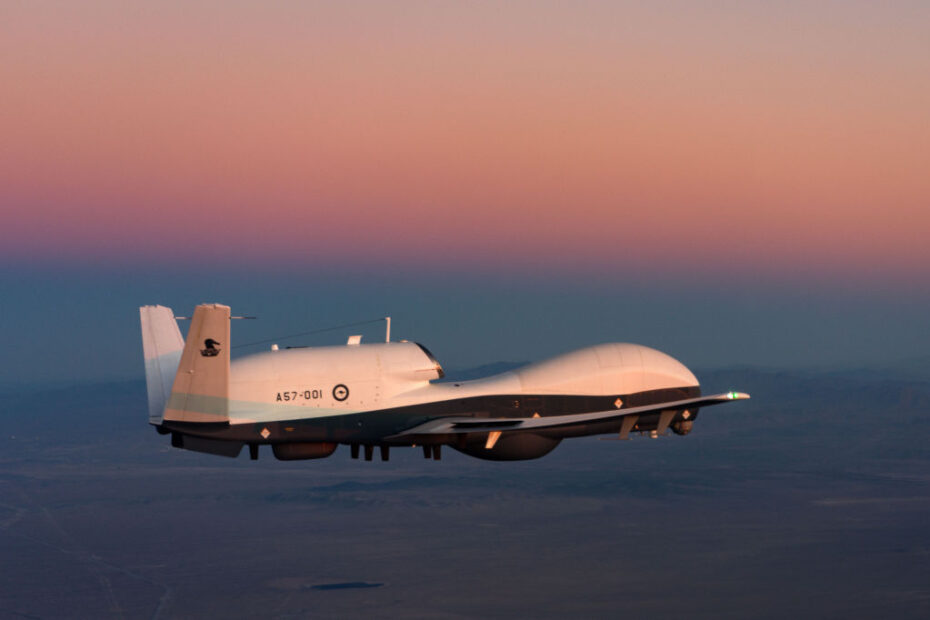 El MQ-4C Triton de inteligencia múltiple opera a mayor altitud y tiene mayor resistencia que los sistemas de altitud media para proporcionar a los mandos una vigilancia marítima persistente sin igual. (Crédito de la foto: Northrop Grumman)