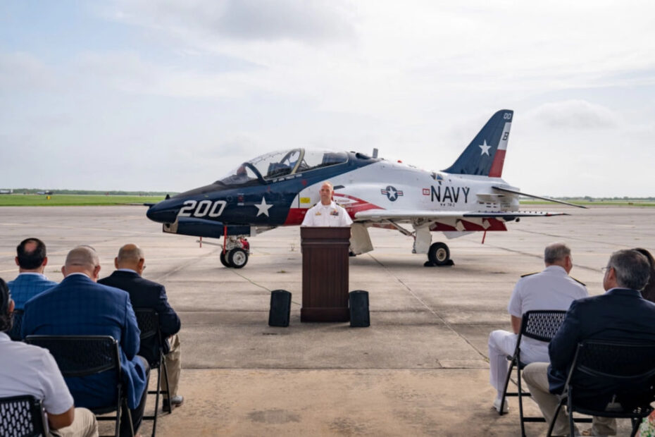 El Capitán Aaron Rybar, Comandante del Ala Aérea de Entrenamiento - 2, se dirige a la multitud durante una ceremonia conmemorativa a bordo de la Estación Aérea Naval (NAS) Kingsville, el 2 de julio. TAW-2 ha operado el T-45 Goshawk desde septiembre de 1991. ©US Navy