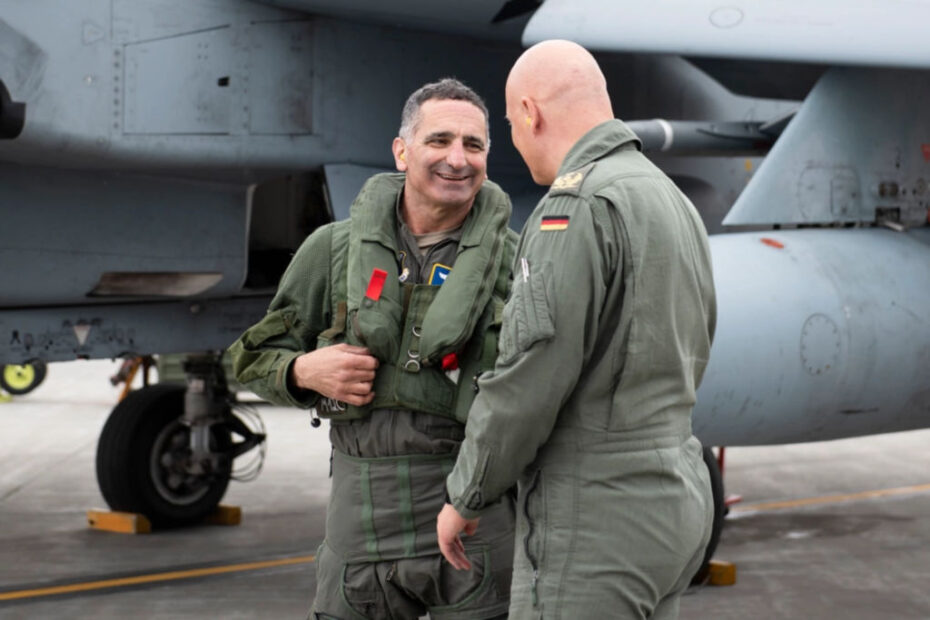 El teniente general de la Fuerza Aérea de los Estados Unidos David Nahom, comandante de la Región del Mando de Defensa Aeroespacial Norteamericano de Alaska, Mando de Alaska y Undécima Fuerza Aérea, izquierda, habla con el teniente general de la Fuerza Aérea Alemana Ingo Gerhartz, jefe de la Fuerza Aérea Alemana, durante el despliegue Pacific Skies 24 dirigido por la Fuerza Aérea Alemana en la Base Conjunta Elmendorf-Richardson, Alaska, 1 de julio de 2024. Aviones y personal han estado realizando entrenamiento de vuelo a baja altura como parte del despliegue. Pacific Skies es una combinación de varios ejercicios en el teatro Indo-Pacífico en los que participan fuerzas aéreas alemanas, francesas y españolas junto con fuerzas estadounidenses. (Foto de la Fuerza Aérea de los EE.UU. por la aviadora superior Julia Lebens)