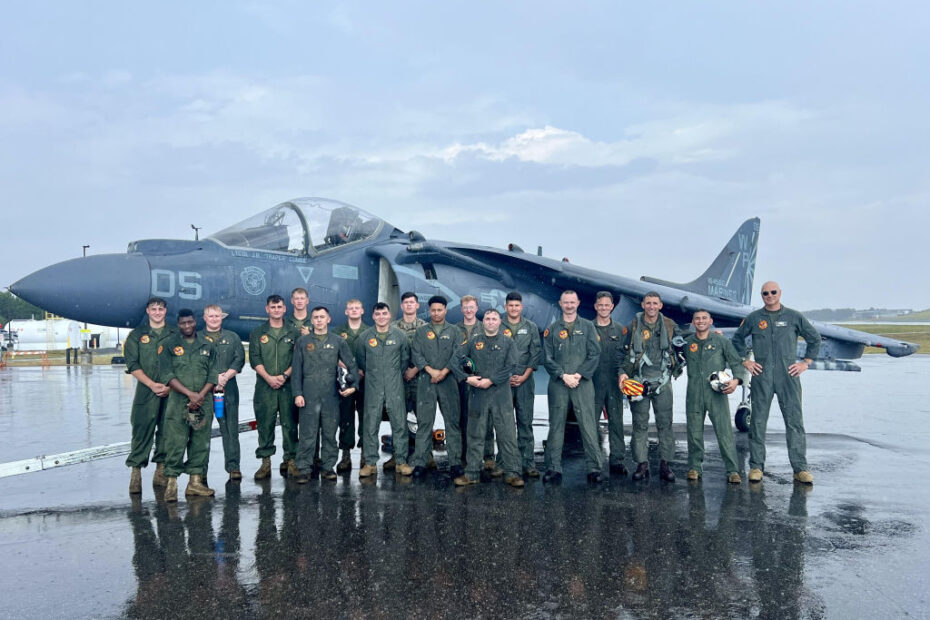 Un AV-8B Harrier II+ retirado y miembros del escuadrón VMA-223 (en la foto) se preparan para la incorporación de la aeronave al Museo Aéreo de Hickory el 15 de julio. El escuadrón, junto con el PMA-257, el Cuartel General del Cuerpo de Marines de EE.UU., el MAG-14 y el VMA-223, supervisaron el exhaustivo proceso de desmilitarización de la aeronave y se aseguraron de que fuera segura para su exhibición. (Foto de Jamie Vance/U.S. Navy)