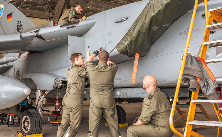 El escuadrón de mantenimiento debe realizar una inspección completa de uno de sus aviones tras 150 horas de vuelo. Los mecánicos revisan los sistemas del avión para detectar posibles daños. ©Bundeswehr (Fuerzas Armadas alemanas)/Sherifa Kästner