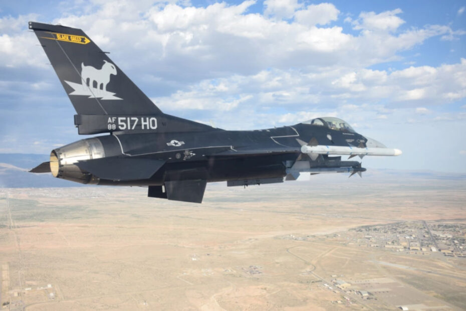 Un F-16 Viper asignado al 8º Escuadrón de Cazas sobrevuela la Base de la Fuerza Aérea de Holloman, Nuevo México, 6 de junio de 2024. El nuevo buque insignia del escuadrón rinde homenaje al F-117 Nighthawk, que fue volado por el 8º FS durante más de 25 años. (Foto de cortesía)