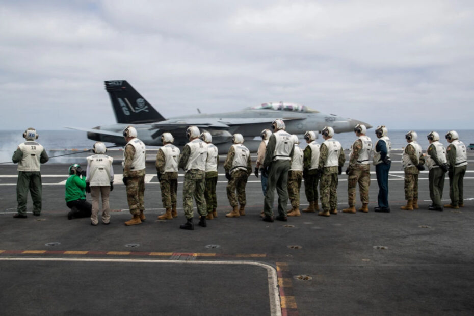 El grupo oficial ecuatoriano observa las operaciones de vuelo en la cubierta de vuelo del portaaviones de clase Nimitz USS George Washington (CVN 73) mientras se encuentra en el Océano Pacífico, 26 de junio de 2024. George Washington está desplegado como parte de Southern Seas 2024, que busca aumentar la capacidad, mejorar la interoperabilidad y fortalecer las asociaciones marítimas con países en toda el área de responsabilidad del Comando Sur de los EE.UU. a través de intercambios y cooperación conjuntos, multinacionales e interinstitucionales. (Foto de la Marina de los EE.UU. por el Especialista en Comunicación de Masas de 2ª Clase Max Biesecker)