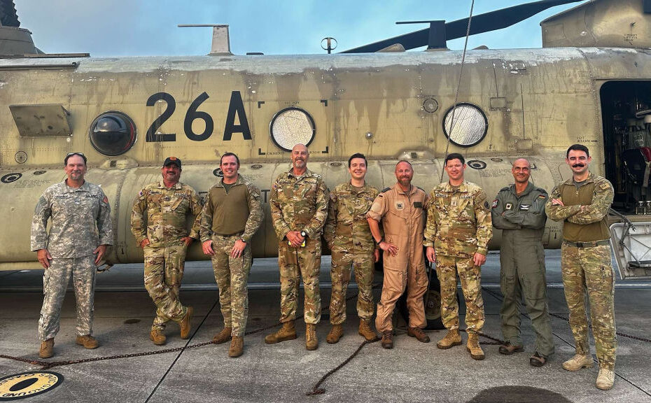 Terminado: Después de recibir su habilitación de tipo, los dos pilotos alemanes y el equipo de instructores de los Estados Unidos pueden relajarse un rato delante del CH-47 antes de continuar con su formación de instructores de vuelo. ©USAACE