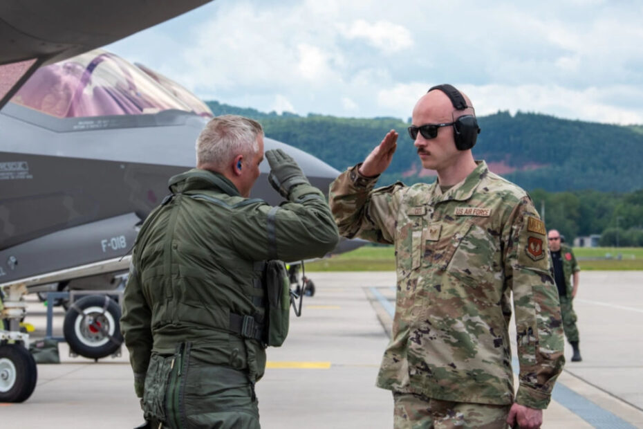 El sargento de la Fuerza Aérea de EE.UU. Joshua Cote, jefe de tripulación del 493rd Fighter Generation Squadron, saluda al coronel de la Real Fuerza Aérea Noruega Martin Tesli, piloto del F-35A Lightning II, tras un vuelo durante Ramstein 1v1 en la base aérea de Ramstein, Alemania. Ramstein 1v1 es el primer ejercicio básico de maniobras de combate de las Fuerzas Aéreas de EE.UU. en Europa en la Base Aérea de Ramstein, durante el cual aviadores militares de nueve países de la OTAN participaron en un ejercicio táctico amistoso para poner a prueba su rápida toma de decisiones y reacciones precisas a las maniobras del adversario en un entorno de alta presión y exigencia. (Foto de la Fuerza Aérea de EE.UU. por la Sargento Técnico Megan Beatty)