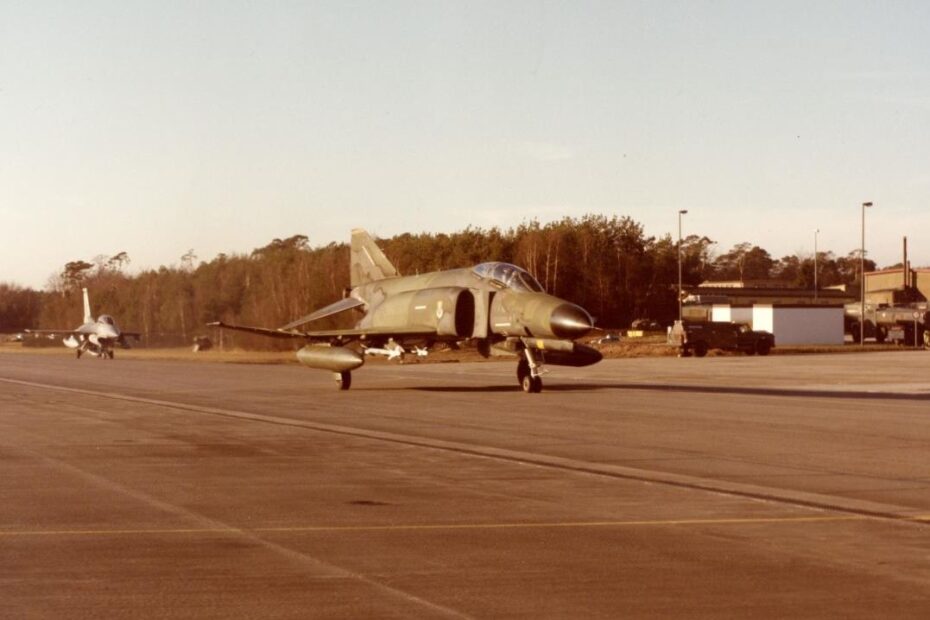 En 1985, el F-16 Fighting Falcon en varias fuerzas aéreas aliadas. El ágil caza también llegó a la Base Aérea de Ramstein. Foto cortesía de USAFE.