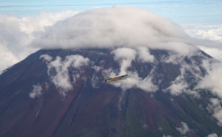 22 de septiembre: El Inspector General de las Fuerzas Aéreas, Ingo Gerhartz, pilota el caza Eurofighter 31+11 con los colores especiales del Embajador del Aire frente al monte Fuji durante las maniobras Rapid Pacific en Japón ©Bundeswehr/Christian Timmig