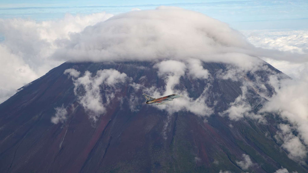 22 de septiembre: El Inspector General de las Fuerzas Aéreas, Ingo Gerhartz, pilota el caza Eurofighter 31+11 con los colores especiales del Embajador del Aire frente al monte Fuji durante las maniobras Rapid Pacific en Japón ©Bundeswehr/Christian Timmig