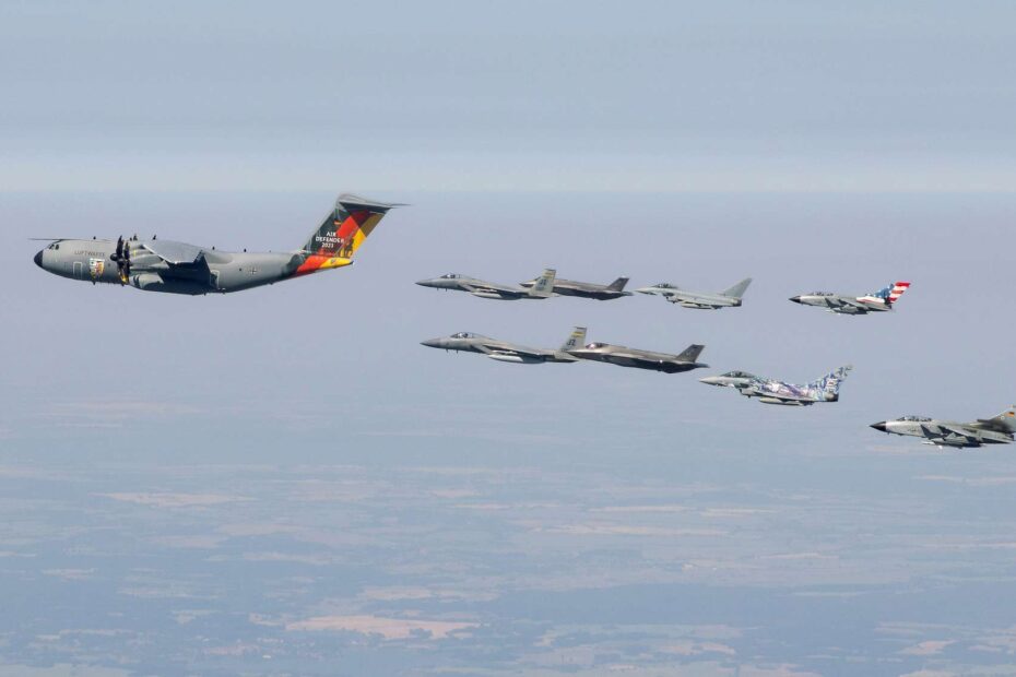 Tres generaciones de un vistazo. El avión de transporte Airbus A400M vuela en formación con dos cazas F-15 y dos F-35, dos Eurofighter alemanes y dos Tornados durante las maniobras Air Defender 2023 ©Bundeswehr/Christian Timmig