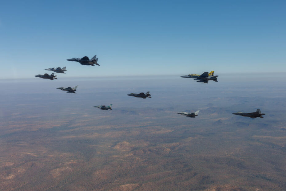 Los países participantes vuelan en formación sobre la zona de entrenamiento del Territorio del Norte de Australia durante el ejercicio Pitch Black 24, el 23 de julio de 2024. Se trata del ejercicio bienal de compromiso internacional más importante de la Real Fuerza Aérea Australiana, en el que participan fuerzas de un amplio abanico de países de la región, de la coalición y aliados. (Foto de la Real Fuerza Aérea Australiana por el oficial de vuelo Ben Dunleavy)