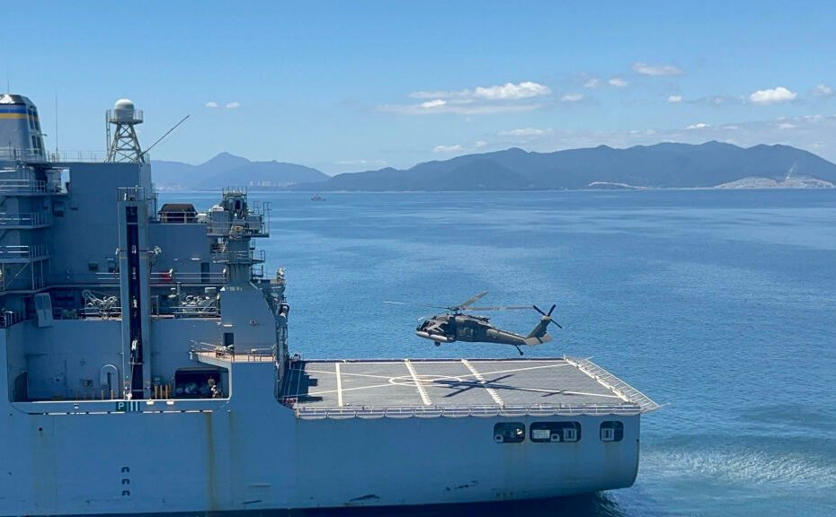 Helicóptero UH-60M Black Hawk del Ejército de EE.UU. con el 2º Batallón, 2º Regimiento de Aviación, 2ª Brigada de Aviación de Combate aterriza a bordo del buque de carga seca de clase Lewis y Clark USNS Sacagawea (T-AKE 2), frente a la costa de Jinhae, Corea del Sur, 31 de julio de 2024. (Foto de cortesía)