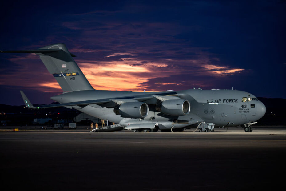 Un C-17 Globemaster III asignado a la 305ª Ala de Movilidad Aérea se encuentra en la línea de vuelo durante Bamboo Eagle (BE) 24-3 en la Base de la Fuerza Aérea de Nellis, Nevada, 2 de agosto de 2024. Mediante el uso del espacio aéreo designado, BE 24-3 proporciona a los aviadores, aliados y socios un espacio de batalla multidimensional, flexible y representativo en combate para llevar a cabo pruebas, desarrollo de tácticas y entrenamiento avanzado en apoyo de los intereses nacionales de Estados Unidos. (Foto de la Fuerza Aérea de EE.UU. por la aviadora de primera clase Brianna Vetro)