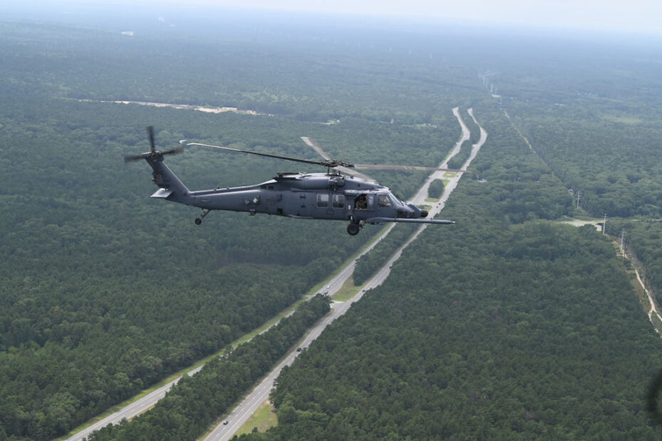 Un helicóptero de búsqueda y rescate HH-60W Jolly Green II de la Fuerza Aérea de EE.UU. asignado a la 106ª Ala de Rescate con base en la Base Francis S. Gabreski de la Guardia Nacional Aérea, en Westhampton Beach, Nueva York, sobrevuela la costa norte de Long Island, el 4 de agosto de 2024. La tripulación del 106º demostró las funciones mejoradas de la aeronave sobre tierra y agua durante el histórico primer vuelo del HH-60W del ala. Foto de la ANG por la aviadora senior Sarah McKernan