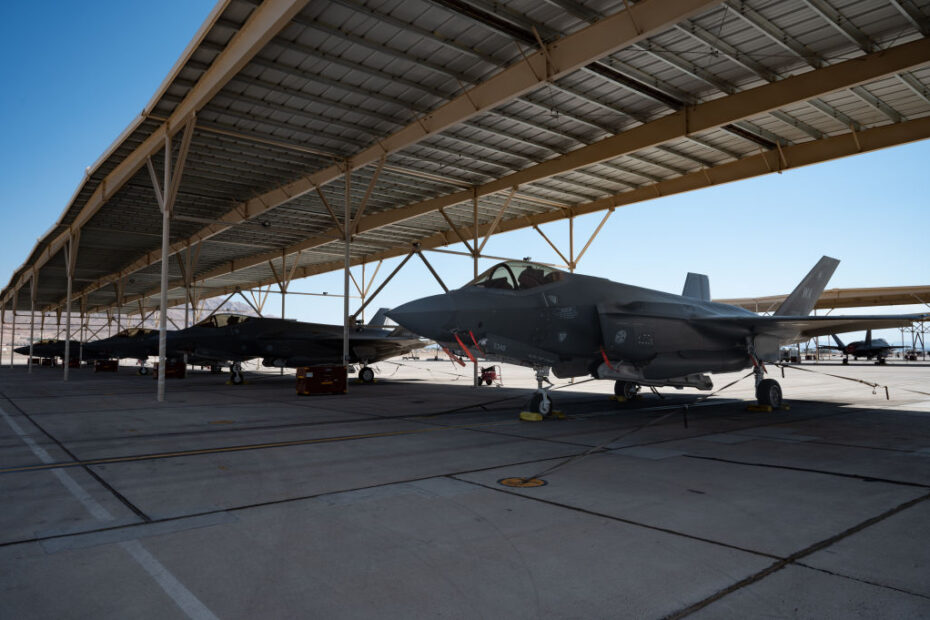 Cuatro F-35A Lighting II en la línea de vuelo durante Bamboo Eagle 24-3 en la Base Aérea Nellis, Nevada, el 9 de agosto de 2024. A través del uso del espacio aéreo designado, Bamboo Eagle proporciona a los aviadores, aliados y socios un espacio de batalla multidimensional, flexible y representativo de combate para llevar a cabo pruebas de desarrollo de tácticas y entrenamiento avanzado en apoyo de los intereses nacionales de EE.UU. (Foto de la Fuerza Aérea de EE.UU. por el sargento José Miguel T. Tamondong)