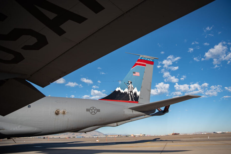 El 20 de agosto de 2024, la Guardia Nacional Aérea de Utah presentó con orgullo el nuevo diseño de la cola de su avión cisterna KC-135 del Destacamento de Pruebas en la Base Roland R. Wright de la Guardia Nacional Aérea. El diseño del nuevo destello de cola muestra de forma destacada el Minuteman de la Milicia de las Montañas del Oeste, con un llamativo fondo azul y montañoso. La franja roja de la parte superior rinde homenaje a las colas originales de los F-86 que una vez volaron en Utah, conectando el presente con la historia de la Guardia. Foto de la ANG por TSgt Nicholas Pérez