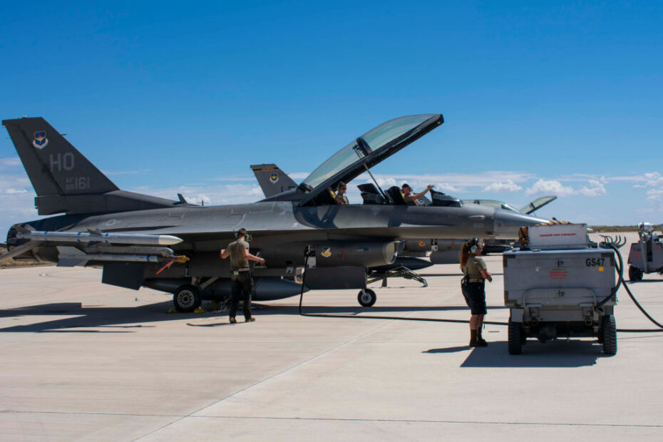 Aviadores del 49º Grupo de Mantenimiento preparan un motor para el Proyecto Iron Agility en la Base Holloman de la Fuerza Aérea, N.M., el 14 de agosto de 2024. Los líderes alistados superiores y los oficiales que participaron en el curso adquirieron habilidades tácticas al demostrar pensamiento crítico, y capacidades de comunicación al poner en práctica sus conocimientos en escenarios de despliegue del mundo real. (Foto de cortesía)