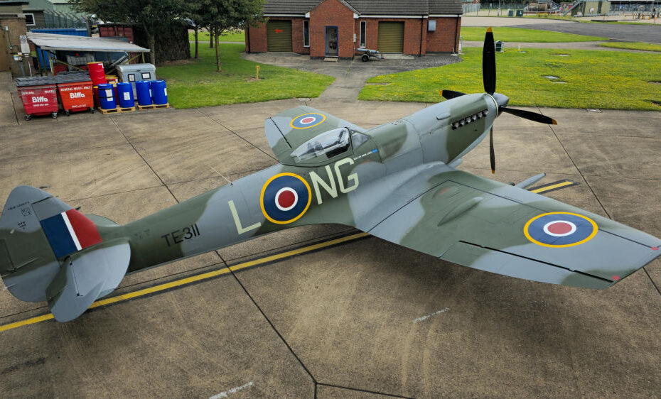 BBMF Spitfire Mk XVI TE311 fuera del hangar de la BBMF con sus nuevas marcas de homenaje en su costado de estribor. (Foto: Andy Preece)