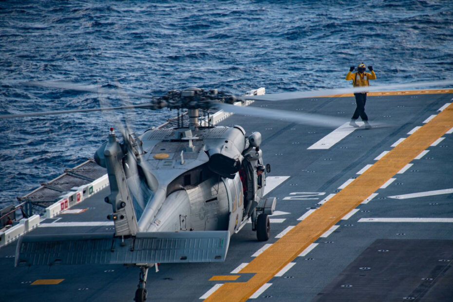 Imagen de ejemplificación. MAR DE CHINA ORIENTAL (31 de agosto de 2022) Un helicóptero MH-60S Sea Hawk asignado al Escuadrón de Combate Marítimo de Helicópteros (HSC) 25, Destacamento. 6, aterriza en la cubierta de vuelo del buque de asalto anfibio USS America (LHA 6), mientras está navegando en el Mar de China Oriental, 31 de agosto de 2022. El America, buque líder del America Amphibious Ready Group, está operando en la zona de operaciones de la 7ª Flota de EE.UU. para mejorar la interoperabilidad con aliados y socios y servir como una fuerza de respuesta rápida para defender la paz y la estabilidad en la región Indo-Pacífica. (Foto de la Marina de los EE.UU. por la Especialista en Comunicación de Masas de 3ª Clase Amy Mullins) 220831-N-HJ896-1264