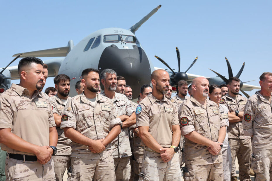 Robles visita al personal del Ala 31 y del Escuadrón de Apoyo al Despliegue Aéreo (EADA) en la Base Aérea de Zaragoza, por el aniversario de la Operación de Evacuación en Afganistán. Foto: Iñaki Gómez/MDE