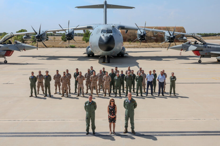 Robles visita al personal del Ala 14, que este año celebra su 50 aniversario, en la Base Aérea de Los Llanos en Albacete. Foto: Iñaki Gómez/MDE