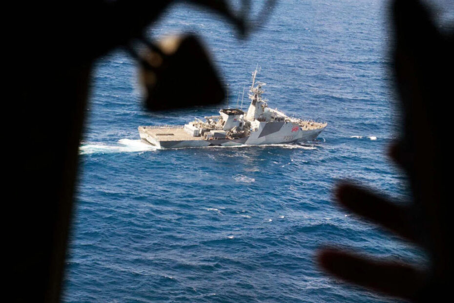 Saludando desde la cabina del C27J Spartan al HMS Tamar. Imagen: Royal Navy