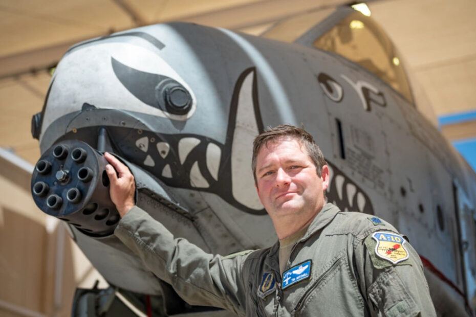 El teniente coronel Timothy «Scream» Mitchell, piloto instructor de A-10 y comandante de vuelo del 47º Escuadrón de Caza de la Reserva de la Fuerza Aérea de EE.UU., coloca su mano sobre el emblemático morro de un A-10C Thunderbolt II en la Base de la Fuerza Aérea de Davis-Monthan, Arizona, el 22 de agosto de 2024. El A-10, conocido por su diseño distintivo y sus capacidades de apoyo aéreo cercano, ha sido fundamental en la carrera de Mitchell. (Foto de la Fuerza Aérea de EE.UU. por el sargento técnico Tyler J. Bolken).