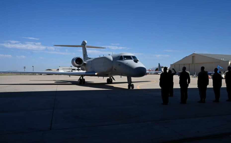 Líderes de la 55ª Ala, 55º Grupo de Combate Electrónico y 43º Escuadrón de Combate Electrónico se preparan para recibir el primer avión EA-37B Compass Call del Mando de Combate Aéreo durante una ceremonia de entrega en la Base Davis-Monthan de la Fuerza Aérea, Arizona, el 23 de agosto de 2024. El EA-37B es un sistema de armas de ataque electromagnético aerotransportado de área amplia que utiliza una versión muy modificada del fuselaje del Gulfstream G550. (Foto de la Fuerza Aérea de EE.UU. por el aviador Paige Weldon).